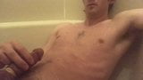 Twink pis en klaarkomt onder de douche snapshot 5