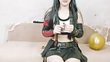 Tifa Lockhart iz Final Fantasy priča prljavo, duva balone i svršava ih svojim jakim rukama snapshot 2