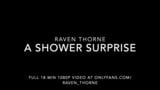 Trans-Mädchen Raven Thorne lutscht und fickt unter der Dusche snapshot 1