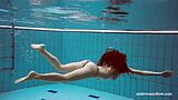 Lola à gros nichons se déshabille dans la piscine pour vous snapshot 4