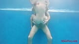 Двух девченок оттрахали прямо под водой в бассейне snapshot 10