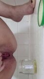 Milf gostosa mijando no pote snapshot 9