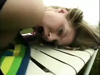 Glückspilz fickt hübsches hottie im gras auf dem rasen in der nähe ...