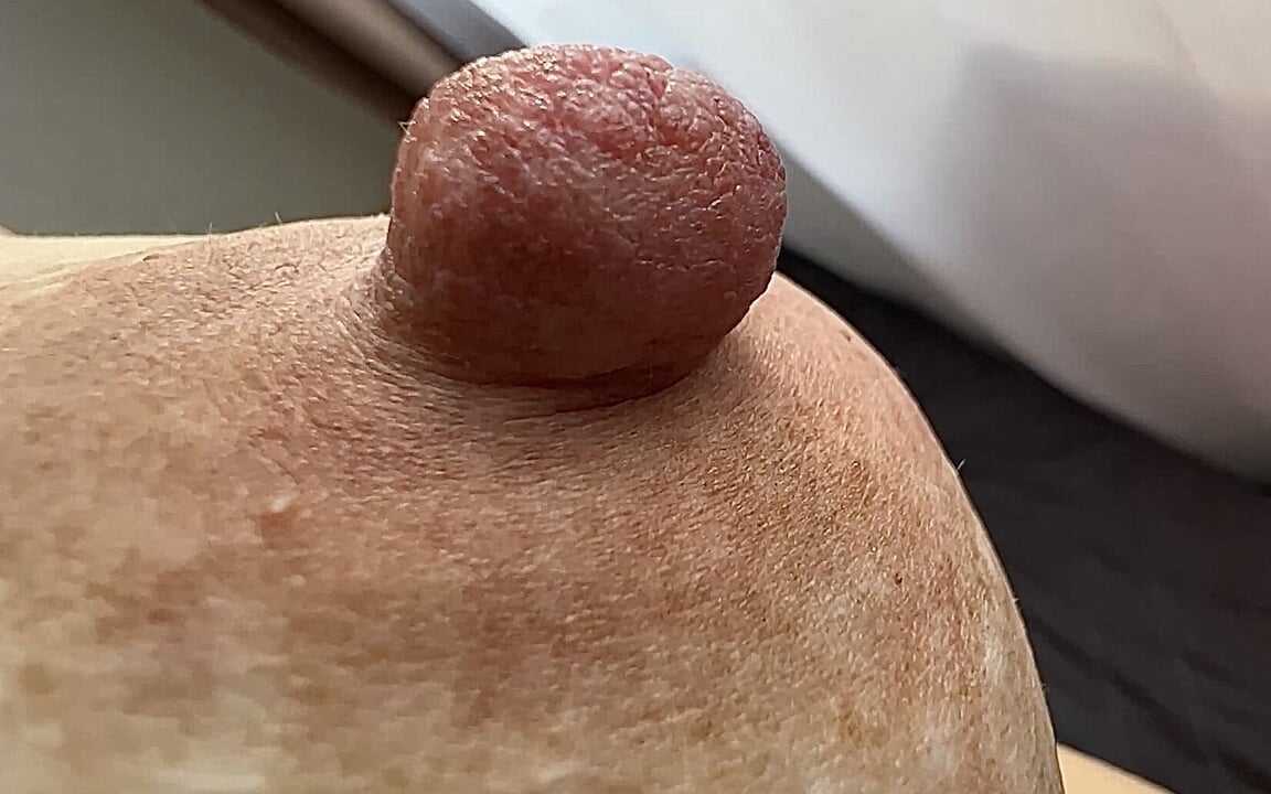Fick priset för största bröstvårtor men styvfar sa att han skulle knulla dem