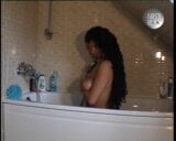 Deutsche Latina solo im Badezimmer snapshot 10