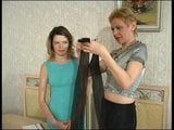 Deux lesbiennes enfilent leurs collants transparents et jouent snapshot 6