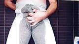 Molliger mann pisst in hose und masturbiert snapshot 8