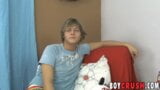 Twink Gay Dillon Samuels menerima blowjob semasa melancap snapshot 6