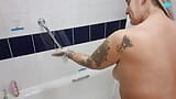 Une MILF coquine se fait prendre en levrette sous la douche snapshot 1