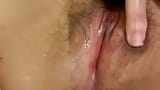 Neem het maagdelijke poesje op na een clitorisorgasme, de slijmerige clitoris puilt nog steeds uit snapshot 4