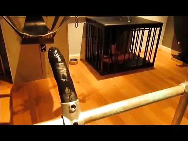 奴隶用大假阳具刺穿自己