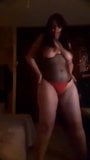 MILF panas Arab Nabila bertetek besar dan tubuh bengkung berbogel pada kamera snapshot 3