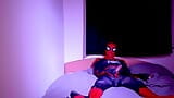 Spiderman zentai gebruikt een dildo en komt klaar snapshot 3