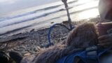 Het meisje zoog direct op het strand bij de zee! snapshot 12