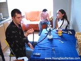 Giovani feste sessuali - due giovani coppie scopano su un tavolo in cucina snapshot 1