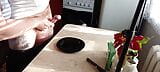 Een lul aftrekken in de keuken om mezelf een ochtendontbijt te bezorgen snapshot 8
