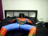 Latex-Spiderman wichsen snapshot 8