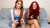 Транс-девушка проигрывает видеоигру и получает соблазнение snapshot 1