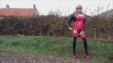 Tranny Gina pissen buitenshuis + spelen langs de weg snapshot 11