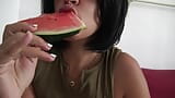 Geile französische schlampe mit natürlichen titten isst eine saftige wassermelone snapshot 1
