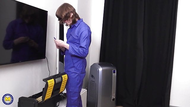 Sexy cougar seduces young studs into double penetration