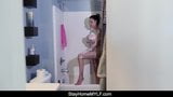 Tetona milf atrapada en casa da increíble paja en primer plano y follada snapshot 3