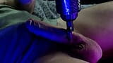 Un tip heterosexual ejaculează folosind instrumentul de masaj snapshot 4