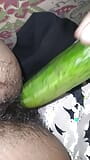 Mijn sexy strakke kont neuken van komkommer snapshot 4