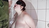 Esclava del baño con grandes tetas sirve a los hombres como baño vivo snapshot 4