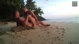 Секс на пляже с молодой блондинкой snapshot 9