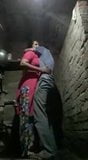 Ấn Độ cặp vợ chồng doggy vui vẻ với vải tại phòng tắm snapshot 2
