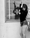 Camila Cabello sacudiendo sus caderas snapshot 4