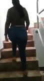 Nalgona en las escaleras snapshot 1