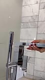 Monika Fox用粉色玩具在浴室里的泡沫游戏 snapshot 1