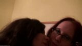 Deux amies lesbiennes seules à la maison snapshot 3