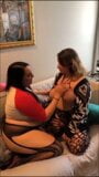 Hai trẻ bbw lesbiens có vui vẻ và chia sẻ một người ở cuối snapshot 1