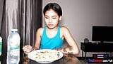 Namtam, petite amie adolescente amateur thaïlandaise, se fait baiser après un dîner maison snapshot 8