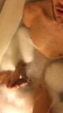 Un beau mec d'ottawa se masturbe dans une baignoire snapshot 2