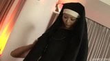 Schwester Rika Sakurai betet zu den Sexgöttern für eine triefnasse snapshot 5