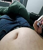 Une belle-mère ouvre le jean de son beau-fils et sort sa bite snapshot 9