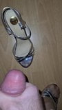Spuszczaj się na srebrne sandały na wysokim obcasie przyjaciół w pończochach snapshot 7
