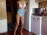 Ragazza sexy che si spoglia in bikini bianco snapshot 5