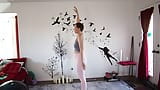 Богиня Аврора Уиллоус делает восстанавливающий класс йоги сегодня snapshot 12