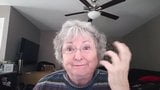 ¡La abuela reacciona a los pedos de ébano! snapshot 3