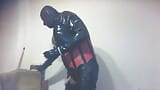 LatexPeti porte une combinaison en latex, des gants et fume snapshot 8