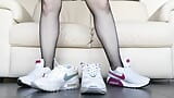 Raven mea en sus blancas y blusas Nike Air Max snapshot 2