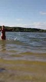 Ragazza nuda sul fiume snapshot 2