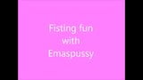 Fisting divertente con emaspussy snapshot 1