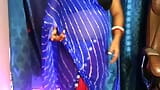 Seksi Hintli kız kıyafetlerini açıyor ve göğüslerini gösteriyor ve göğüsleriyle edepsiz bir seks oyunu oynuyor. snapshot 3