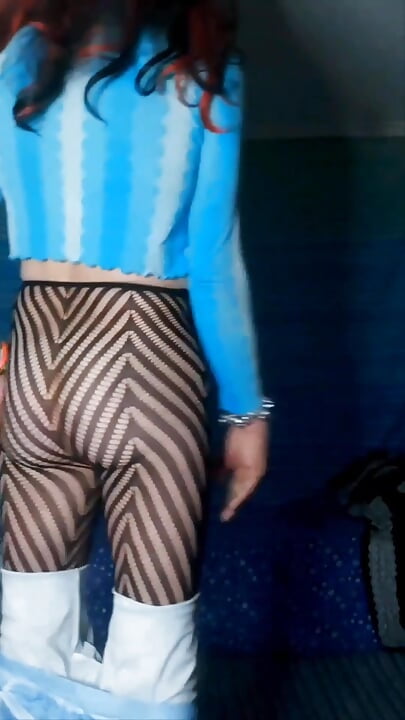 Strip-teaser avec une vue élevée dans mon pantalon étirement et mes collants sexy